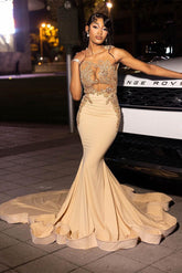 Hermoso vestido de fiesta largo color champán con corte sirena, sin mangas, con cuentas y encaje